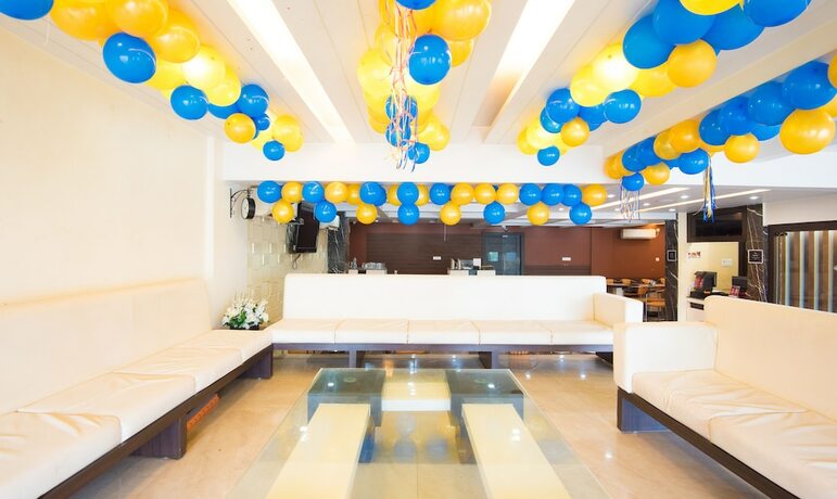 Imagen del bar/restaurante del Hotel Treebo King's Court. Foto 16