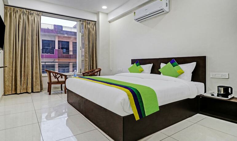 Imagen de la habitación del Hotel Treebo Trend Kamron Regency. Foto 18