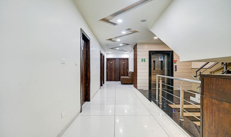 Imagen de los interiores del Hotel Treebo Trend Torque Greater Noida. Foto 1