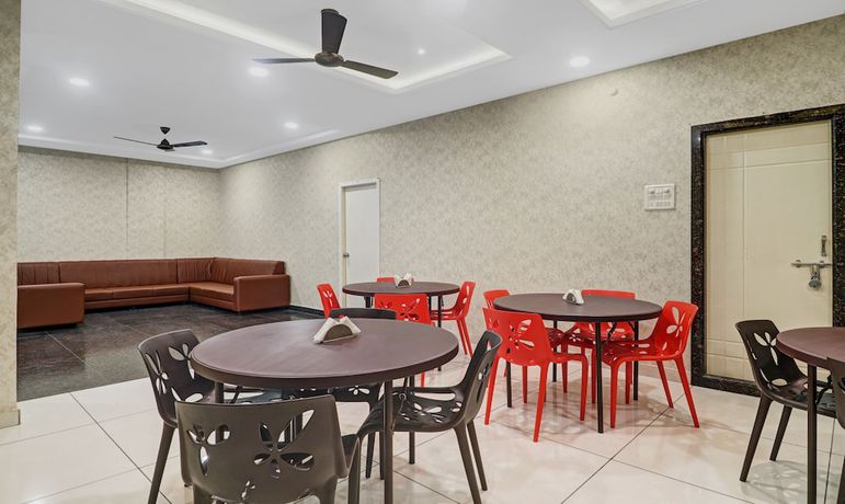 Imagen del bar/restaurante del Hotel Treebo Trend Virat Residency US Consulate. Foto 4