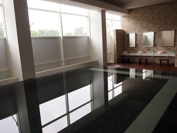Imagen de la piscina del Hotel Treepark Karawang. Foto 16