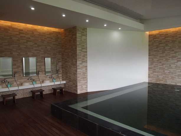 Imagen de la piscina del Hotel Treepark Karawang. Foto 17