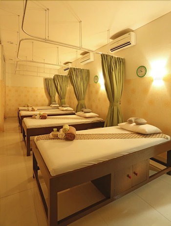 Imagen de la piscina del Hotel Treepark Karawang. Foto 18