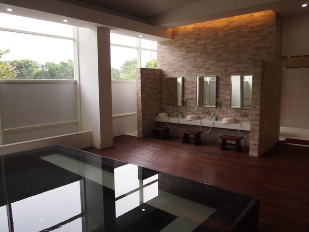 Imagen de la piscina del Hotel Treepark Karawang. Foto 19