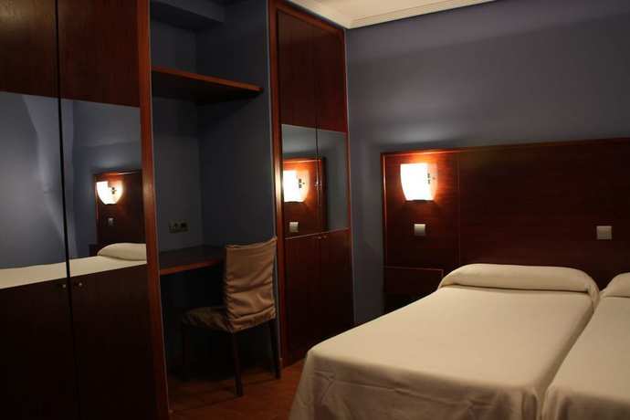 Imagen de la habitación del Hotel Tremazal. Foto 7
