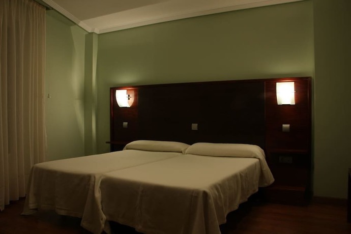 Imagen de la habitación del Hotel Tremazal. Foto 15