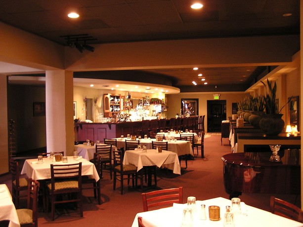 Imagen del bar/restaurante del Hotel Tremont Inn on Main. Foto 2