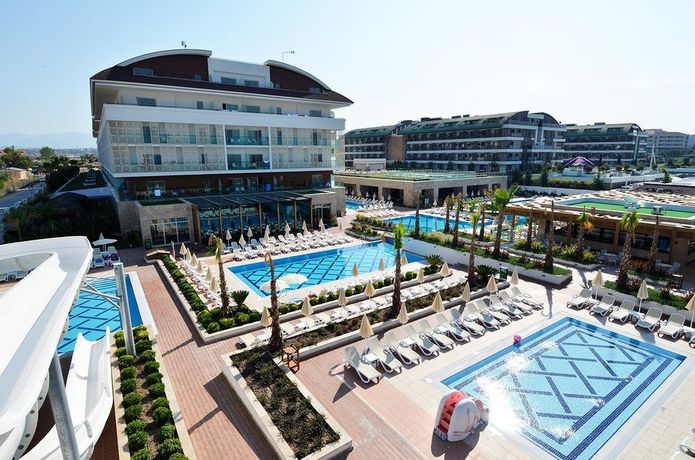 Imagen de la piscina del Hotel Trendy Verbena Beach. Foto 15