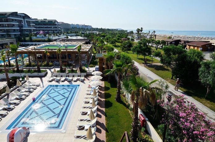 Imagen de la piscina del Hotel Trendy Verbena Beach. Foto 16