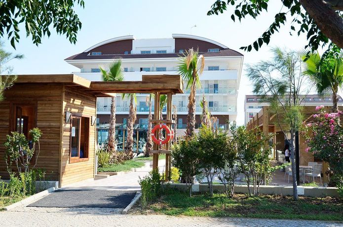Imagen de los exteriores del Hotel Trendy Verbena Beach. Foto 11