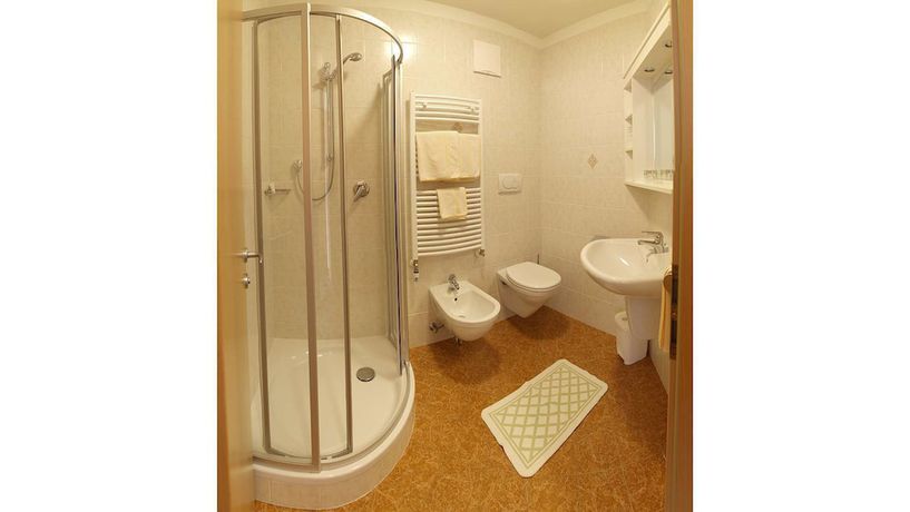 Imagen de la habitación del Hotel Trenker. Foto 16