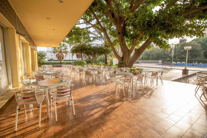 Imagen de los exteriores del Hotel Tres Anclas. Foto 15