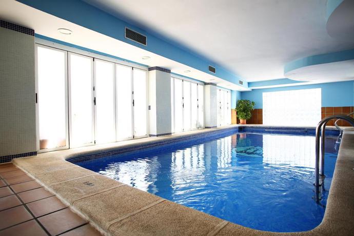 Imagen de la piscina del Hotel Tres Anclas. Foto 25