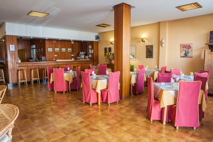 Imagen del bar/restaurante del Hotel Tres Jotas. Foto 7