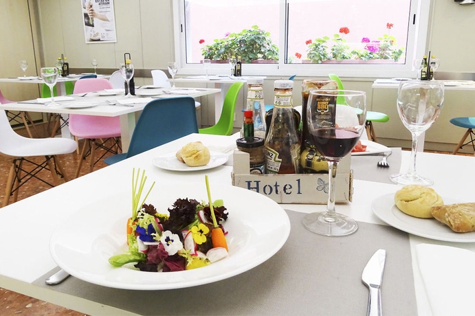 Imagen del bar/restaurante del Hotel Tres Torres Atiram. Foto 2