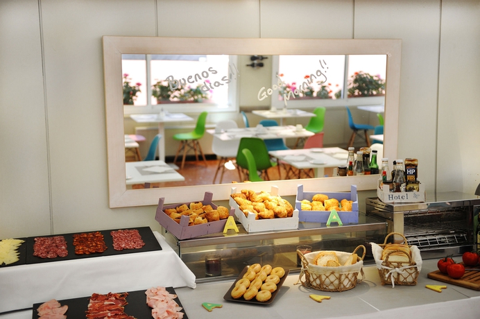 Imagen del bar/restaurante del Hotel Tres Torres Atiram. Foto 5