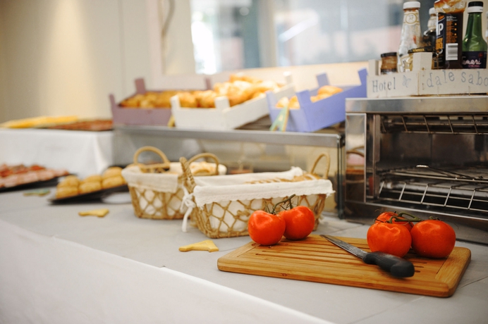 Imagen del bar/restaurante del Hotel Tres Torres Atiram. Foto 6