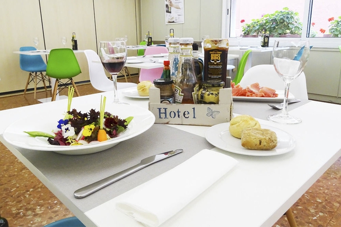 Imagen del bar/restaurante del Hotel Tres Torres Atiram. Foto 7