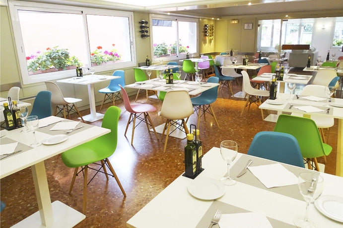 Imagen del bar/restaurante del Hotel Tres Torres Atiram. Foto 8