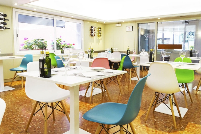 Imagen del bar/restaurante del Hotel Tres Torres Atiram. Foto 9