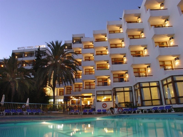 Imagen de la piscina del Hotel Tres Torres, Santa Eulalia des Riu. Foto 12