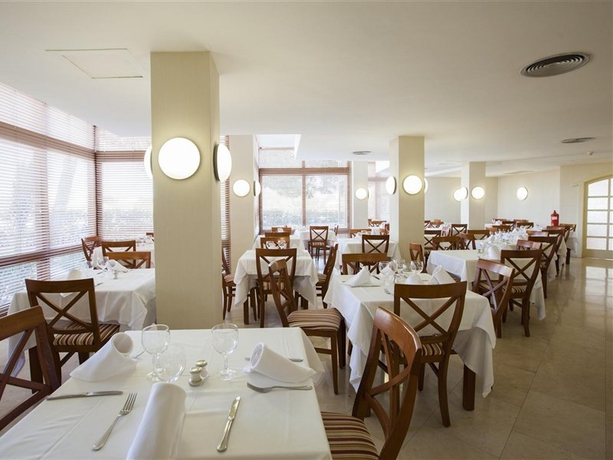 Imagen del bar/restaurante del Hotel Tres Torres, Santa Eulalia des Riu. Foto 6