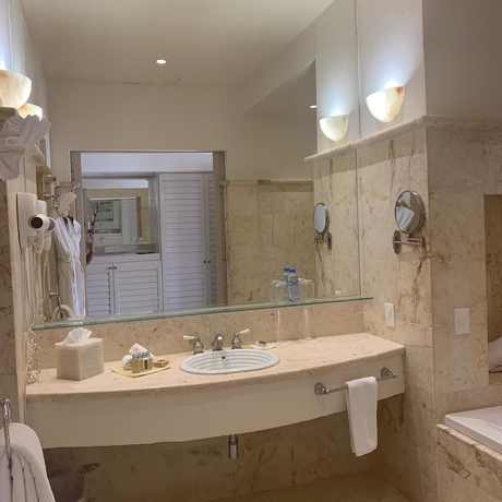 Imagen de la habitación del Hotel Tres Vidas Acapulco Suites. Foto 16