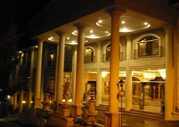 Imagen de los exteriores del Hotel Tretes Raya And Resort. Foto 9