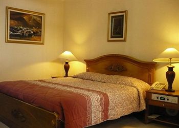 Imagen del bar/restaurante del Hotel Tretes Raya And Resort. Foto 5