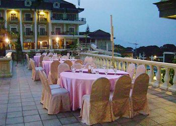 Imagen de la piscina del Hotel Tretes Raya And Resort. Foto 16