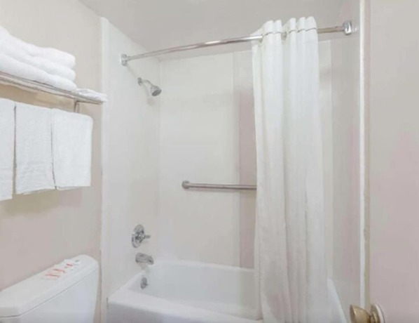 Imagen de la habitación del Hotel Tri City Inn. Foto 4