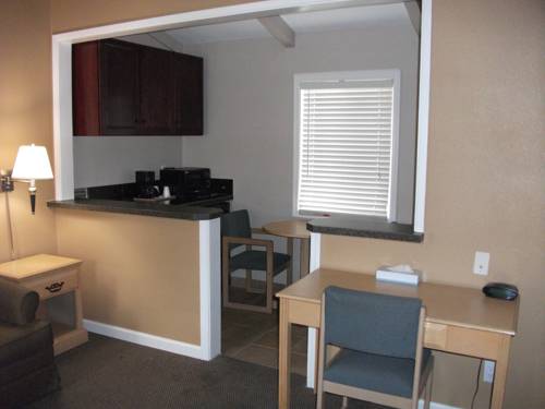 Imagen de la habitación del Hotel Tri Valley Inn and Suites, Pleasanton. Foto 12