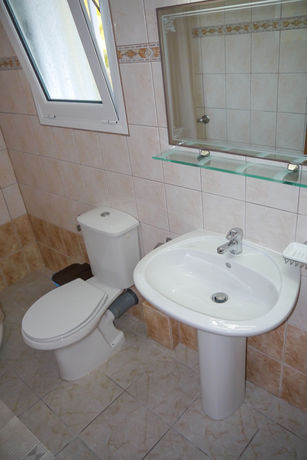 Imagen de la habitación del Hotel Tria Adelphia. Foto 2