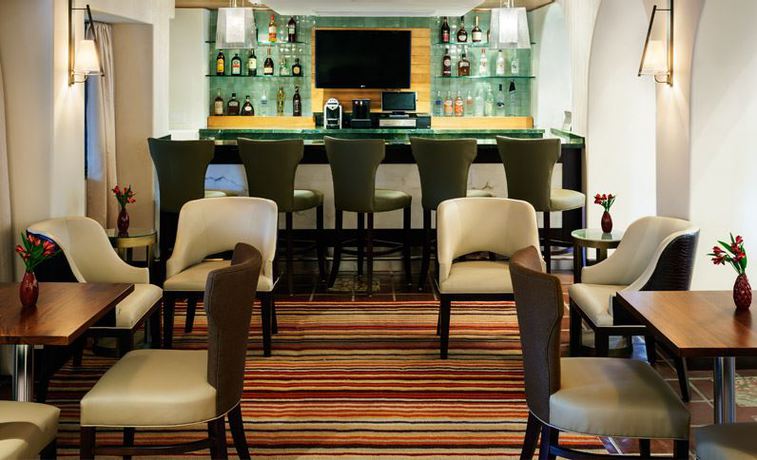 Imagen del bar/restaurante del Hotel Triada Palm Springs, Autograph Collection By Marriott. Foto 3