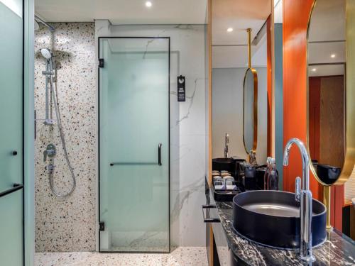 Imagen de la habitación del Hotel Tribe Bali Kuta Beach. Foto 8