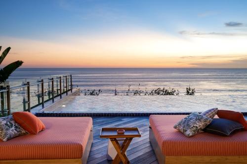 Imagen de la piscina del Hotel Tribe Bali Kuta Beach. Foto 10