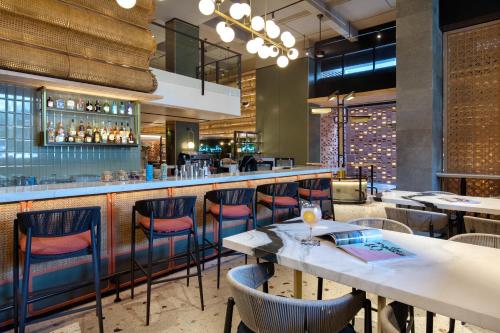 Imagen del bar/restaurante del Hotel Tribe Bali Kuta Beach. Foto 5