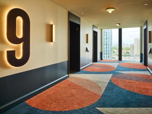 Imagen de los interiores del Hotel Tribe London Canary Wharf. Foto 15
