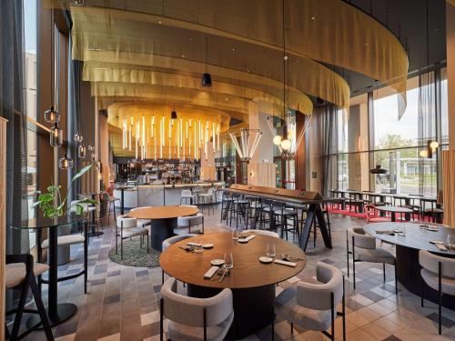 Imagen del bar/restaurante del Hotel Tribe Milano Malpensa. Foto 10