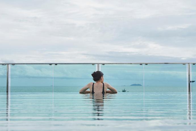 Imagen de la piscina del Hotel Tribe Pattaya. Foto 13