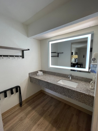 Imagen de la habitación del Hotel Tricove Inn & Suites. Foto 7