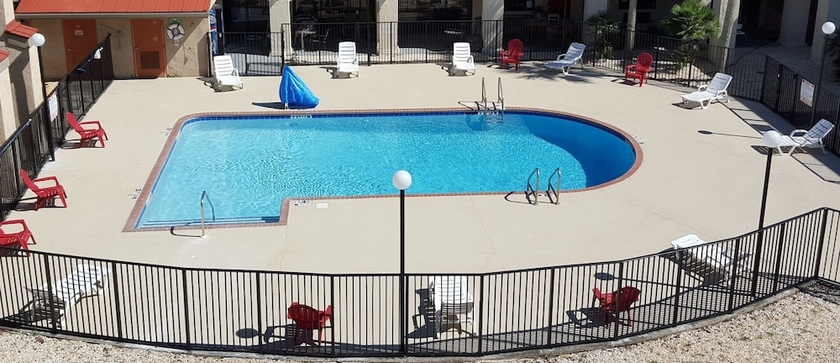 Imagen de la piscina del Hotel Tricove Inn & Suites. Foto 13