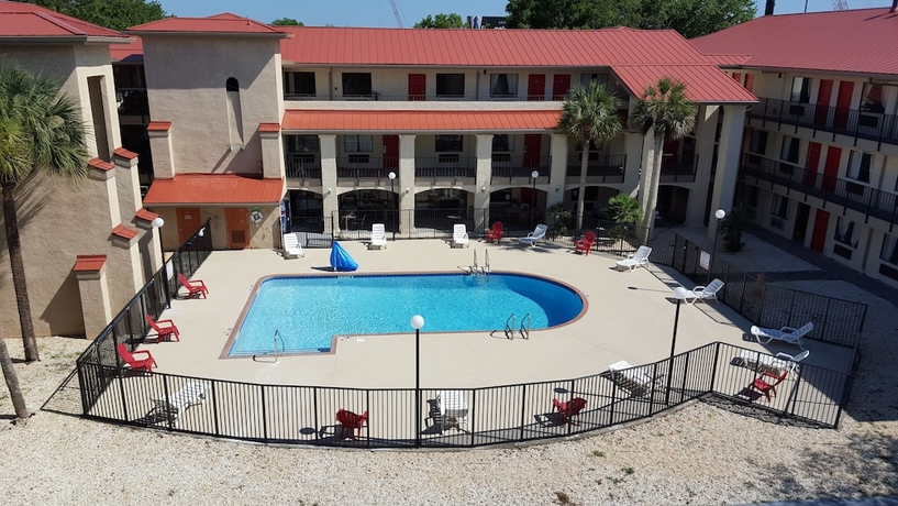Imagen de la piscina del Hotel Tricove Inn & Suites. Foto 14