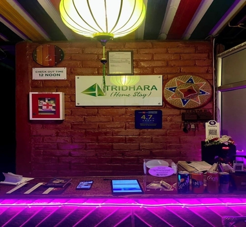 Imagen de los interiores del Hotel Tridhara Homestay. Foto 16