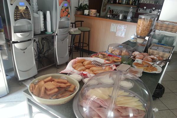Imagen del bar/restaurante del Hotel Trinidad, Rimini. Foto 2