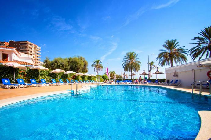 Imagen de la piscina del Hotel Trinimar. Foto 17