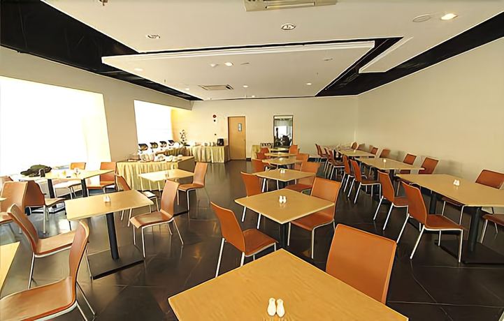 Imagen del bar/restaurante del Hotel Triniti Jakarta. Foto 2