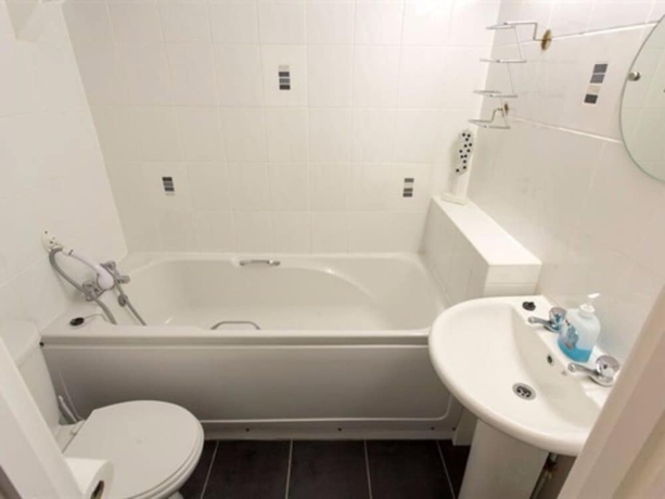 Imagen de la habitación del Hotel Trinity Guest House. Foto 7