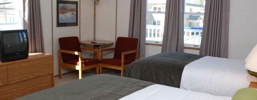 Imagen del bar/restaurante del Hotel Triple J and Cabins. Foto 3
