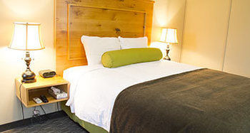 Imagen del bar/restaurante del Hotel Triple J and Cabins. Foto 4